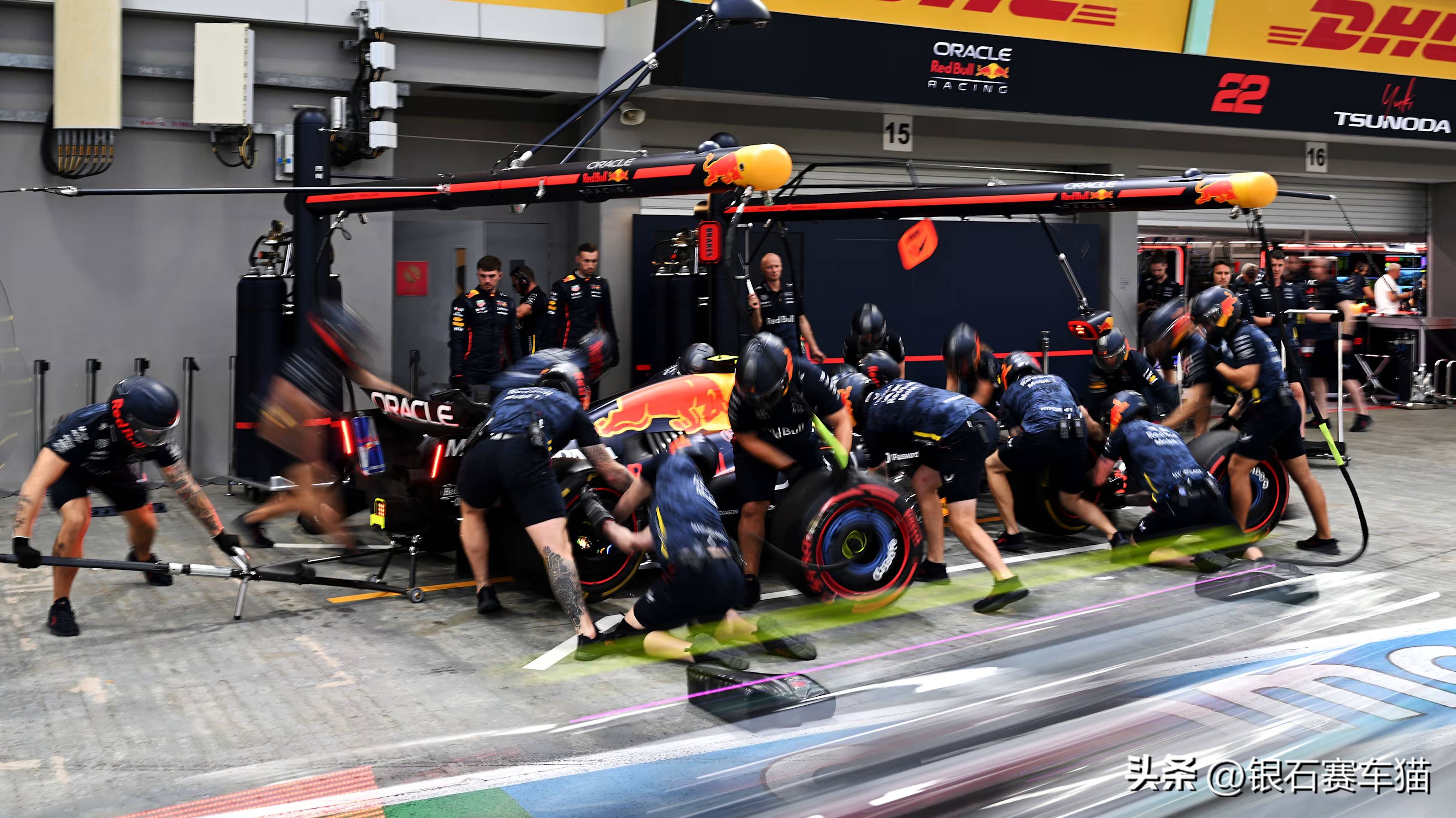 迈凯伦险胜红牛二队，拉塞尔带队取胜